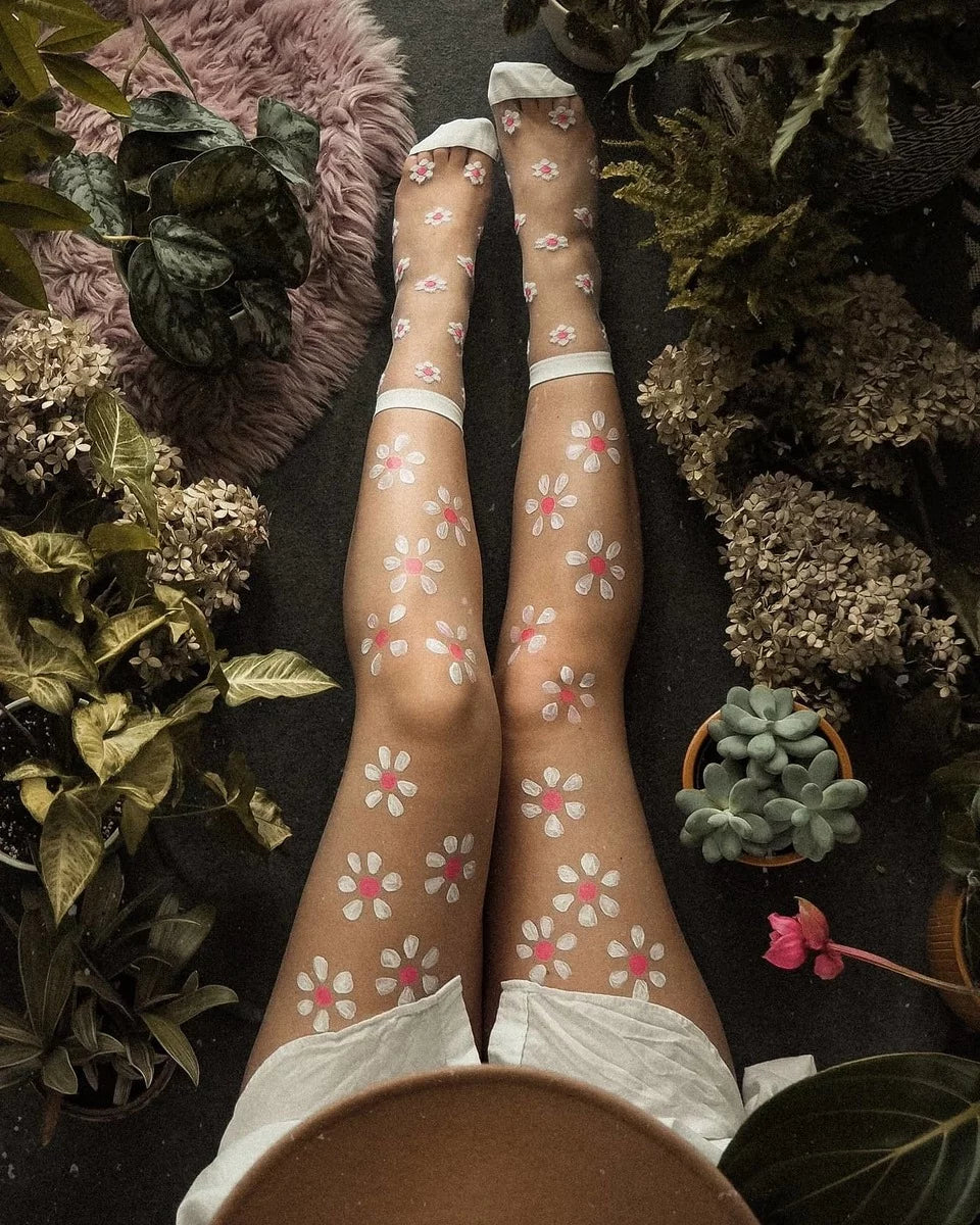 Sheer Floral Ankle Socks – Delicate Daisy Pattern in Pink – Elegant & Trendy